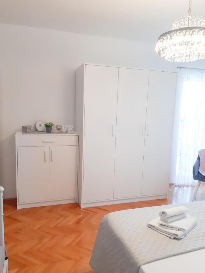Apartments Sara Подстрана Екстериор снимка