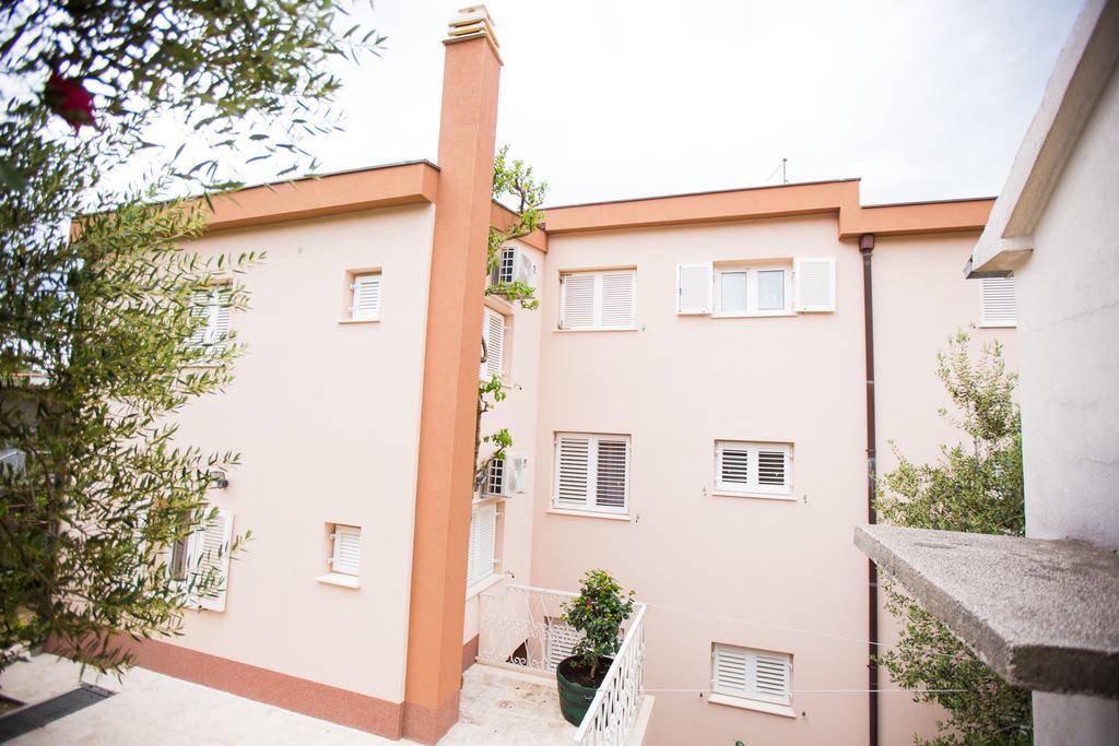 Apartments Sara Подстрана Екстериор снимка
